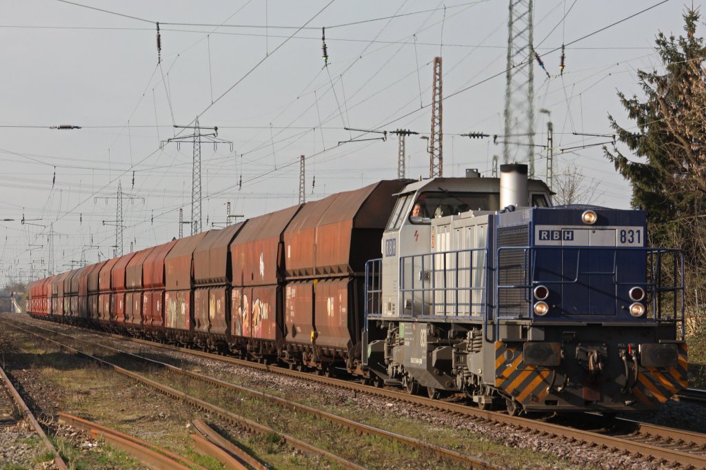 RBH 831 am 28.3.11 mit einem Kohlezug bei der Durchfahrt durch Ratingen-Lintorf.