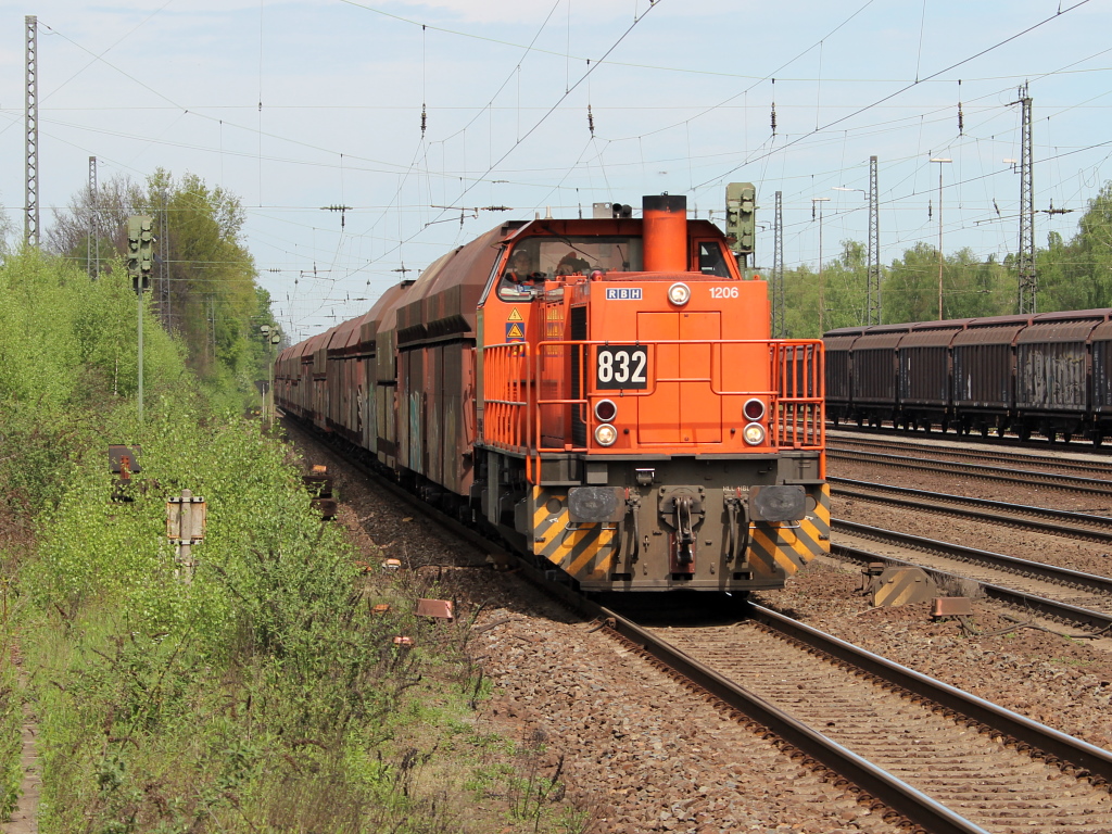 RBH 832 mit Kohlewagen. Recklinghausen-Sd. 30.04.2012.