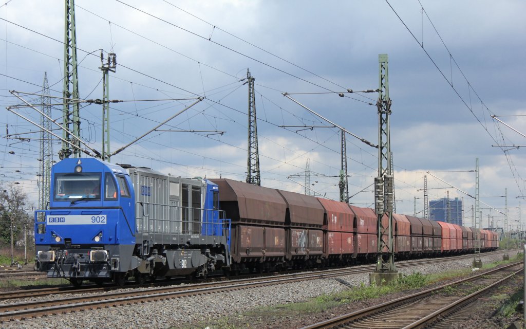 RBH 902 (273 003-4) kommt am 19.04.2012 mit eine Kohlezug durch Oberhausen West Gefahren.