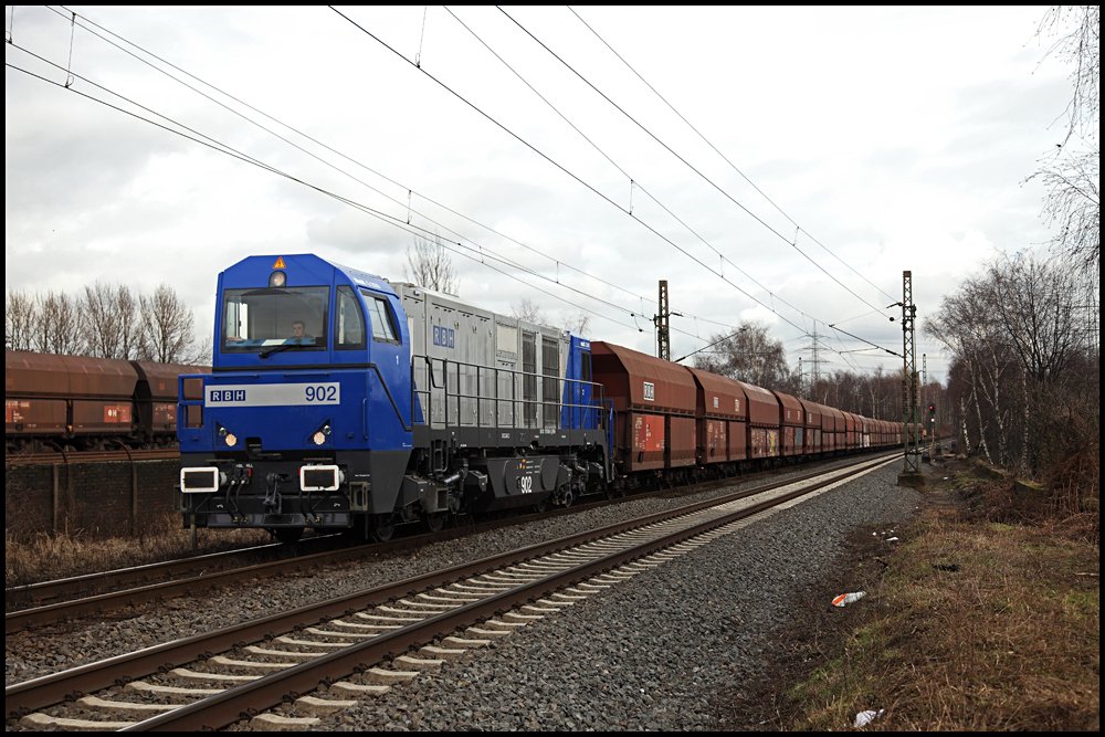 RBH 902 (G2000) ist mit einem Kohlenzug bei Prosper unterwegs. (24.02.2010)