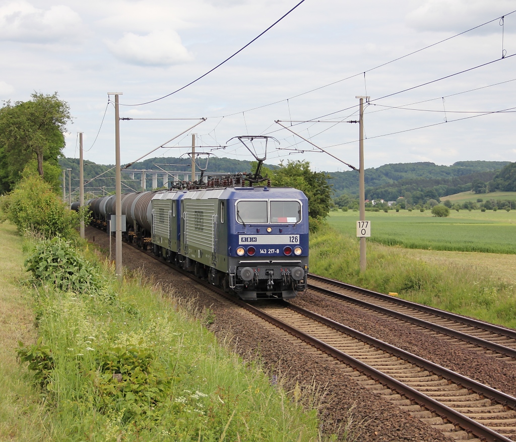 RBH Doppel. zuvorderst 143 217-8 und eine weitere 143 mit Kesselwagenzug in Fahrtrichtung Bebra. Aufgenommen am 10.06.2012 bei Herleshausen.