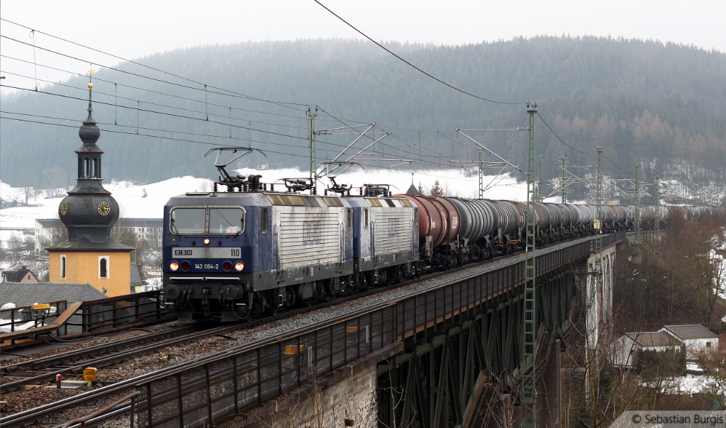 RBH Lok 110 (143 084-2) und eine weitere 143 ziehen einen Kesselzug ber die Trogenbachbrcke in Ludwigsstadt (06.04.2013)
