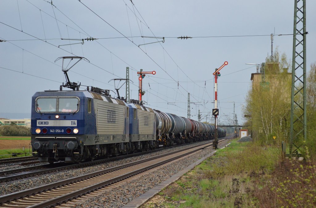 RBH Lok 114 (143 056-0) und eine weitere 143 mit einem Kesslzug in Hirscheid