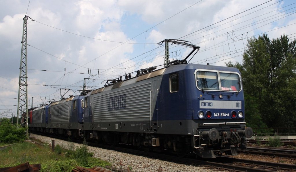 RBH Lokzug um 11.48 Uhr am 11.7.2011 in Magdeburg Rothensee. Fahrtrichtung Biederitz

Bin ber Info von Ziel und Herkunft dieser Fahrt Dankbar...