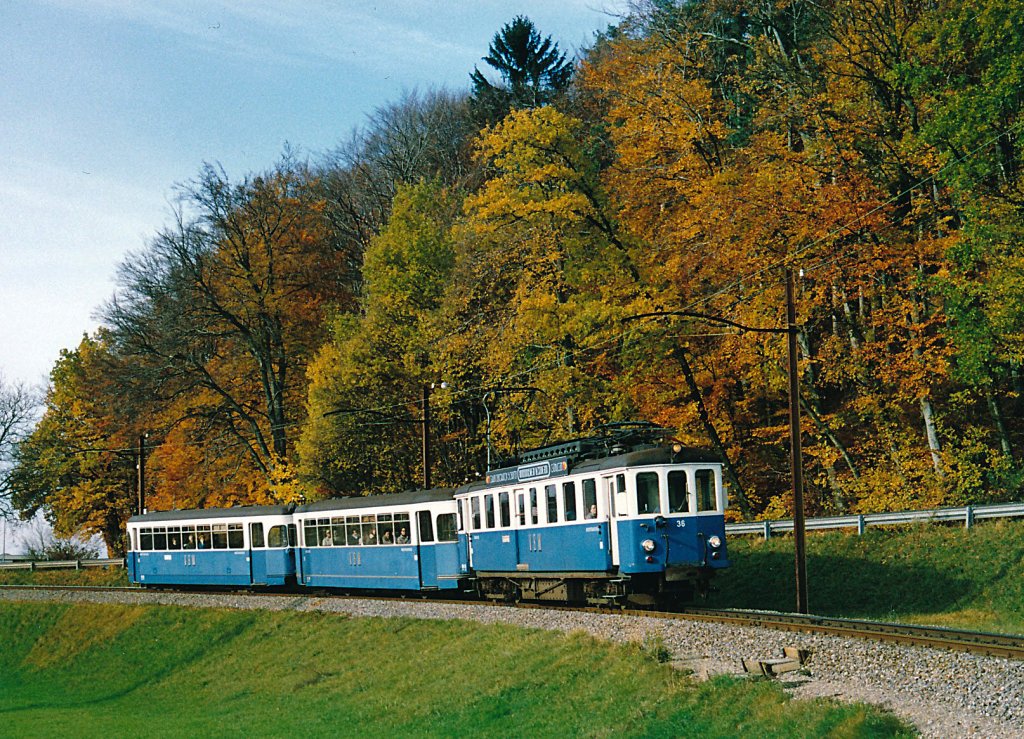 RBS: 100 Jahre Worblentalbahn WT. Am 25. August 2013 feiert das Worblental den 100. Geburtstag des  BLAUEN BAEHNLI . An diesem besonderen Anlass wird der frisch aufgearbeitete BDe 4/4 36, der seit dem 31. Januar 1988 auf den RBS-Strecken nicht mehr unterwegs war, erstmals fr Sonderfahrten eingesetzt. Im Oktober 1986 wurde der BDe 4/4 36 zusammen mit einem B und einem Bt (ex Pforzheim-Ittersbach) bei Gmligen fotografiert.
Foto: Walter Ruetsch