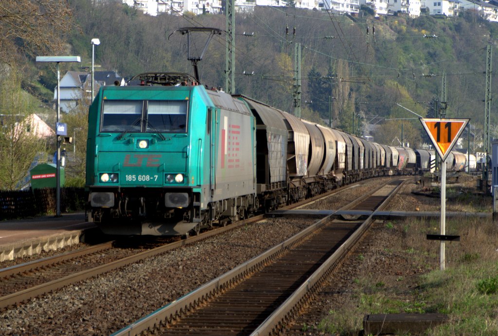RBS Asset Finance 185 608, vermietet an LTE, durchf�hrt mit einem Sch�ttgutwagenzug den Bahnhof Vallendar in Richtung K�ln, 06.08.12.