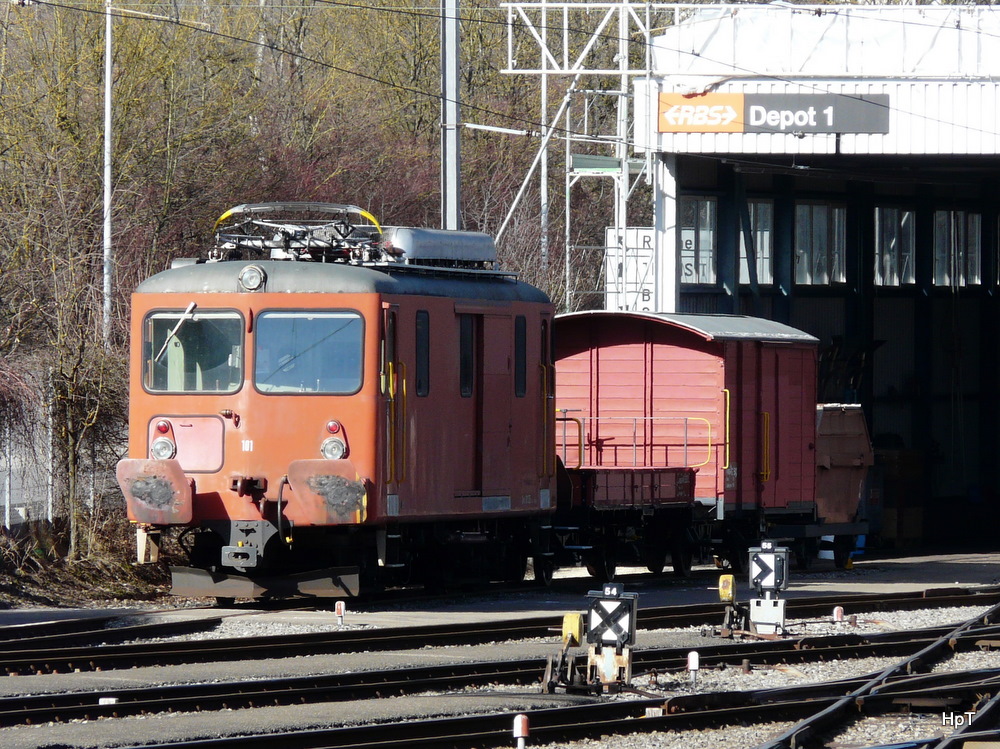 RBS - Gterlok De 4/4 101 mit den Gterwagen K 527 und G 513 abgestellt im Depotvorfeld der RBS in Worblaufen am 06.02.2011
