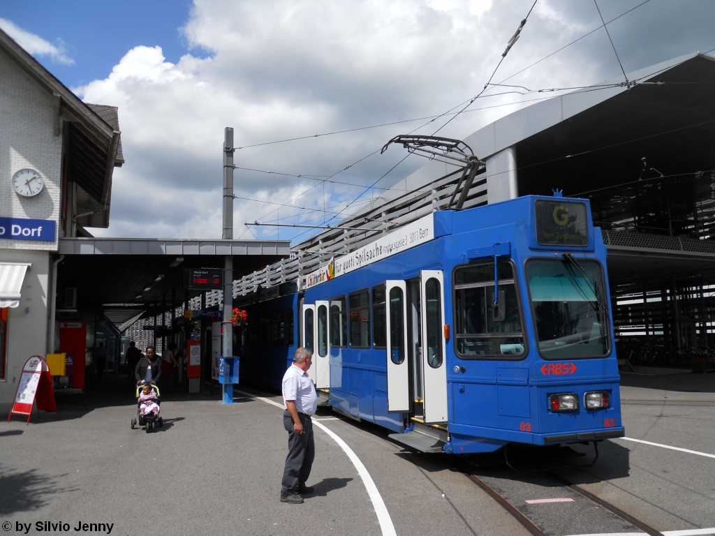 RBS Nr. 83 (Be 4/8 ''Tram 2000'') am 3.8.2010 in Worb Dorf. Das Worb Bhnchen (Linie G Bern, Zytglogge - Worb Dorf) erlangte Berhmtheit, von Ernst Mischlers ''Dr schnuscht Wg nach Worb''.