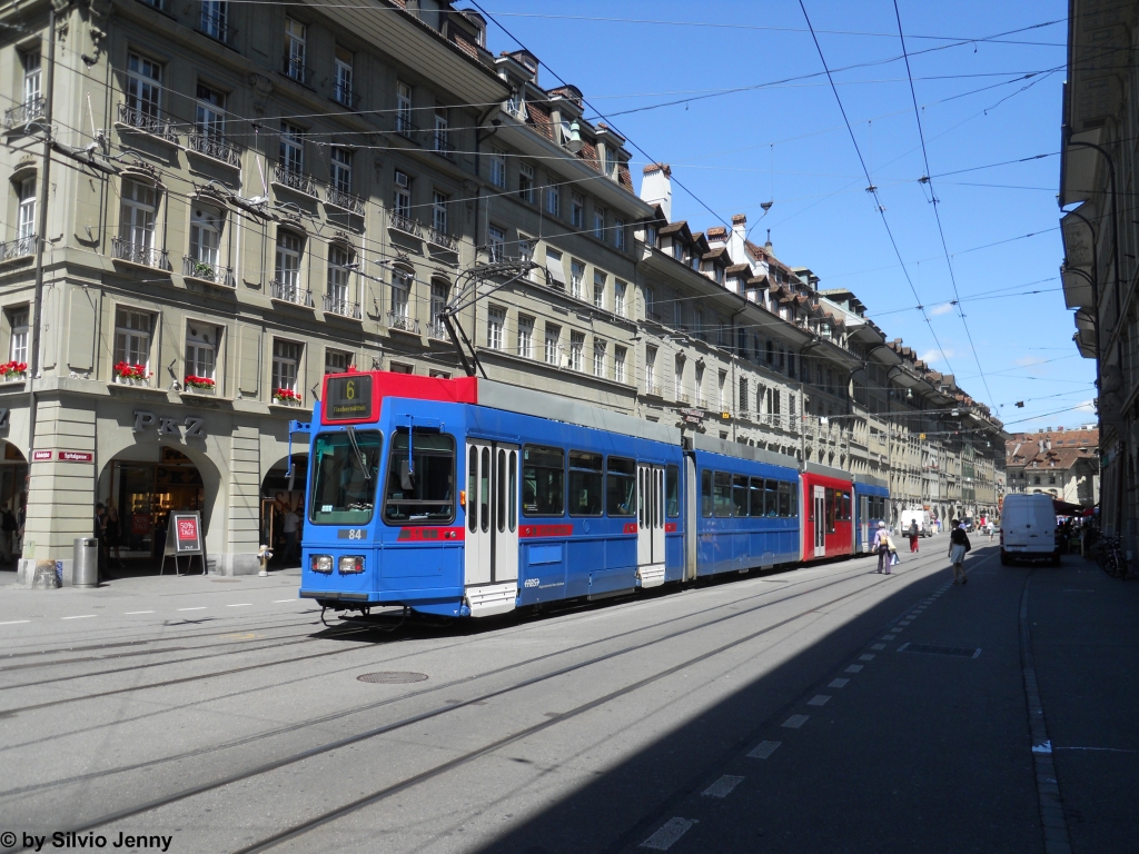RBS Nr. 84 (Be 4/10 ''Tram 2000'') am 27.6.2012 beim Bahnhof Bern auf der Linie 6 zum Fischermtteli. Seit das ''blaue Bhnli vo Worb'' Bernmobil-Rote Farbtupfer erhielt, werden sie von bsen Zungen auch als ''FC-Basel''-Tram bezeichnet...