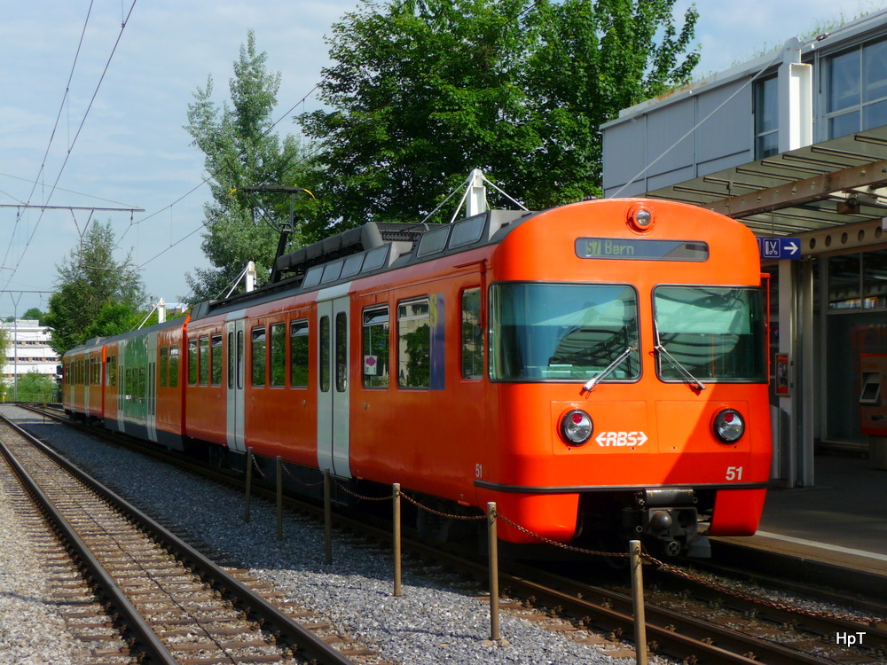 rbs - Regio nach Bern mit dem Triebzug Be 4/12 51 in Ittigen am 06.06.2010 .. Fotostandpunk Bahnbergang ..