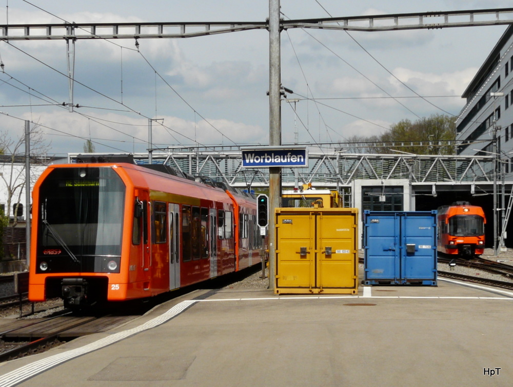 RBS - Schnappschuss vom Triebwagen RABe4/12  25 und den Triebwagen Be 4/12  71 in Worblaufen am 14.04.2011