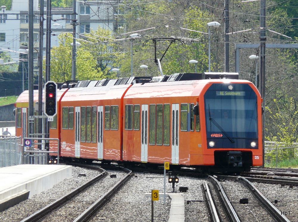 RBS - Schnellzug von Bern nach Solothurn mit dem Triebwagen RABe 4/12 25 bei der Durchfahrt im Bahnhof Worblaufen am 14.04.2011

