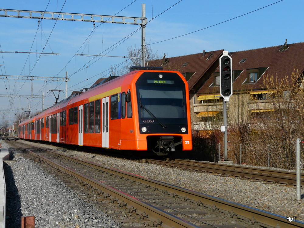 RBS - Schnellzug von Solothurn nach Bern mit dem Triebzgen RABe 4/12 23 und RABe 4/12 .. bei der Durchfahrt im Bahnhof Schhnbhl am 11.02.2011 .. Bild wurd vom Perron aus Gemacht ..