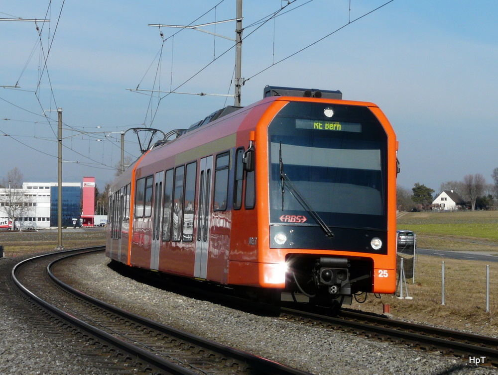 RBS - Schnellzug von Solothurn nach Bern mit dem Triebzug RABe 4/12 25 unterwegs bei Jegensdorf 11.02.2011 .. Foto wurde von einem Feldweg aus gemacht .. 

