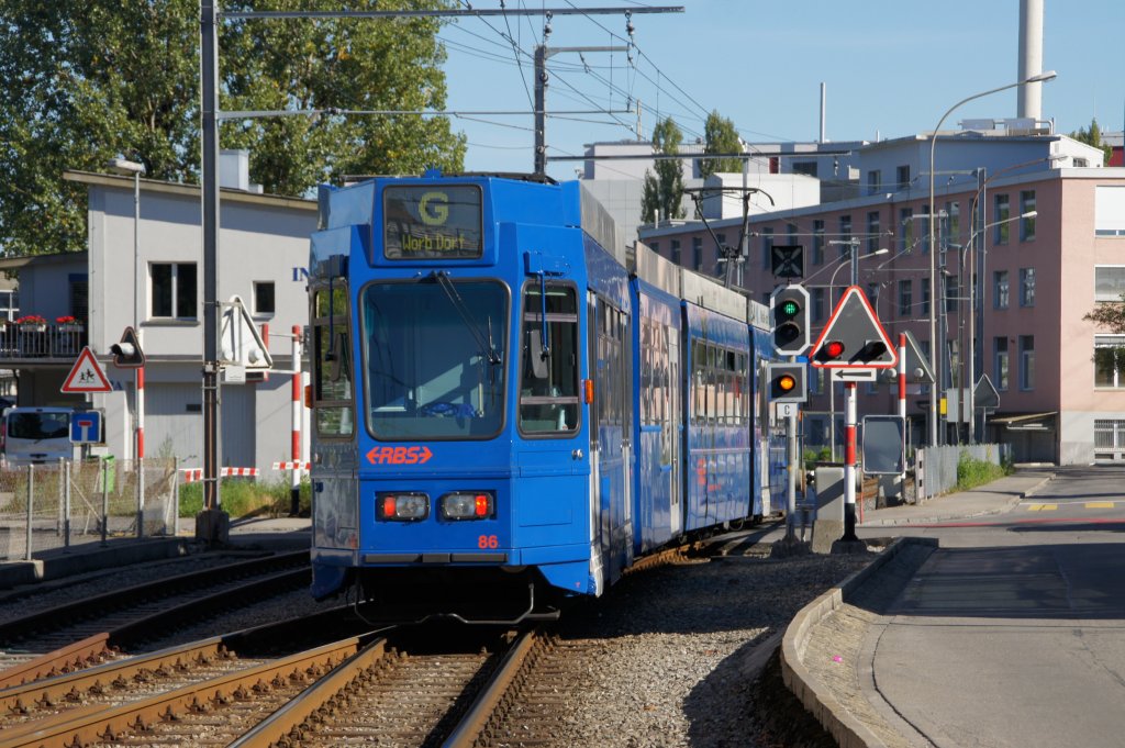 RBS Tram der Linie G Be 4/8 nr 86 verlsst am 11.09.2010 den Bahnhof Gmligen.