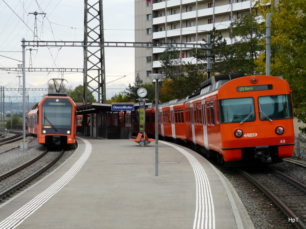 RBS - Triebzug RABe 4/12  24 als Schnellzug nach Solothurn und die Triebwagen Be 4/12 .. und Be 4/8 49 als Regio nach Bern im  Oberzollikofen am 22.10.2010