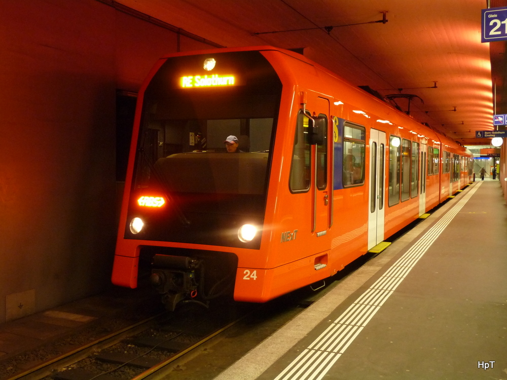 RBS - Triebzug RABe 4/12 24 im RBS Bahnhof in Bern  am  20.02.2012  .. Foto wurde ohne Blitz gemacht