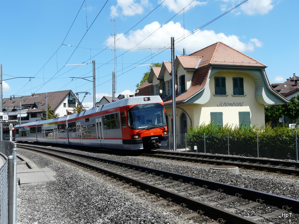 rbs - Triebzug RAe 4/12 62 vor dem alten Bahnhof Schnbhl als Schnellzug unterwegs von Solothurn nach Bern am 18.07.2010 .. Fotostandpunkt auserhalb des Zauns auf der Strasse ...