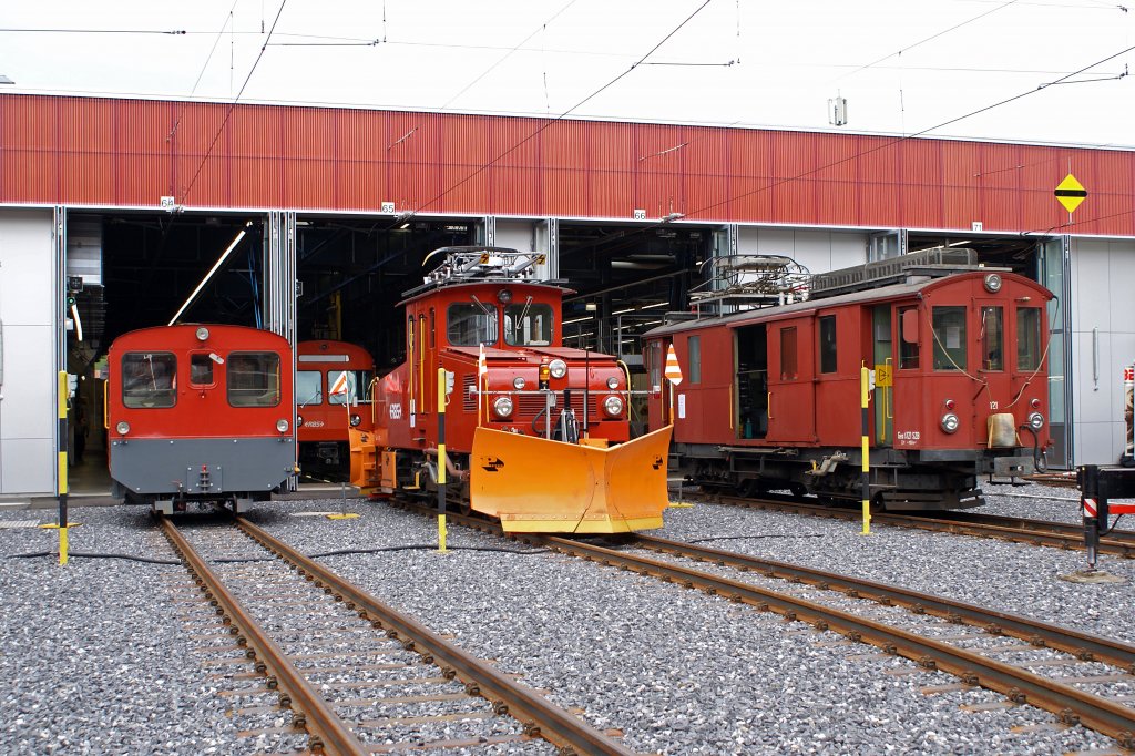 RBS: Trotz Neuanschaffung und Modernisierung von Rollmaterial sind im Fuhrpark der RBS noch einige ltere Fahrzeuge erhalten geblieben. Tm 2/2 161, Ge 4/4 111-112 und Gem 4/4 121 in Worb am 21. August 2009.
Foto: Walter Ruetsch