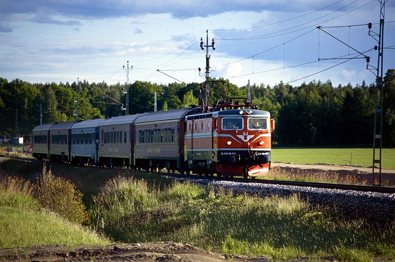 Rc2 1046 im Sommer 1994 mit einem Intercity in der Nhe von Kping.