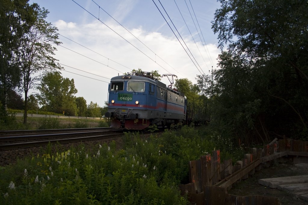 RC2 1102 mit einem Gterzug legt sich am 13.07.11 von Gteborg kommend bei Lerum in die Kurve