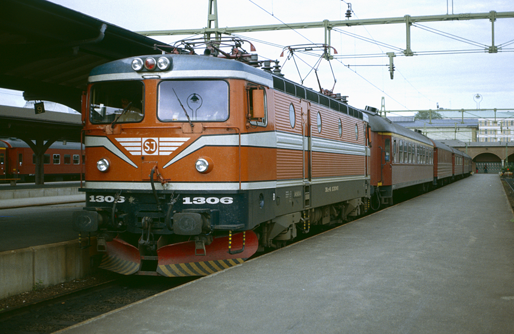 Rc4 1306 steht mit einem Reisezug abfahrbereit in Gteborg. Sommer 1983