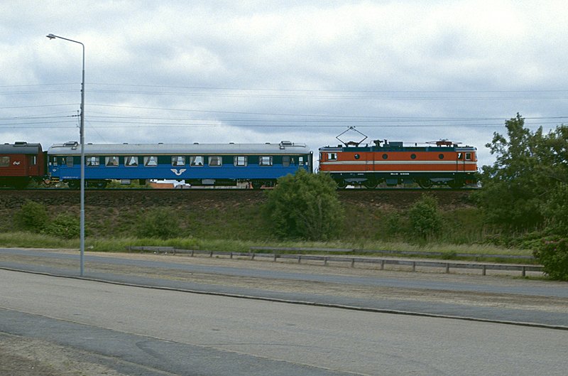 Rc5 1338 bespannte im Sommer 1993 einen Reisezug von Gteborg nach Malm. Das Bild zeigt den Zug nach der Abfahrt in Varberg.