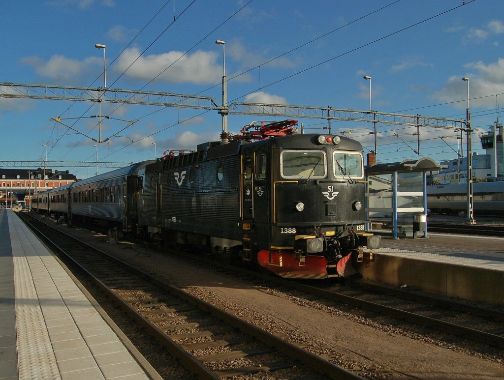 Rc6 1388 mit IC, Kalmar C - Gteborg C, wartet in Kalmar auf die Abfahrt am Abend. 07.10.2011