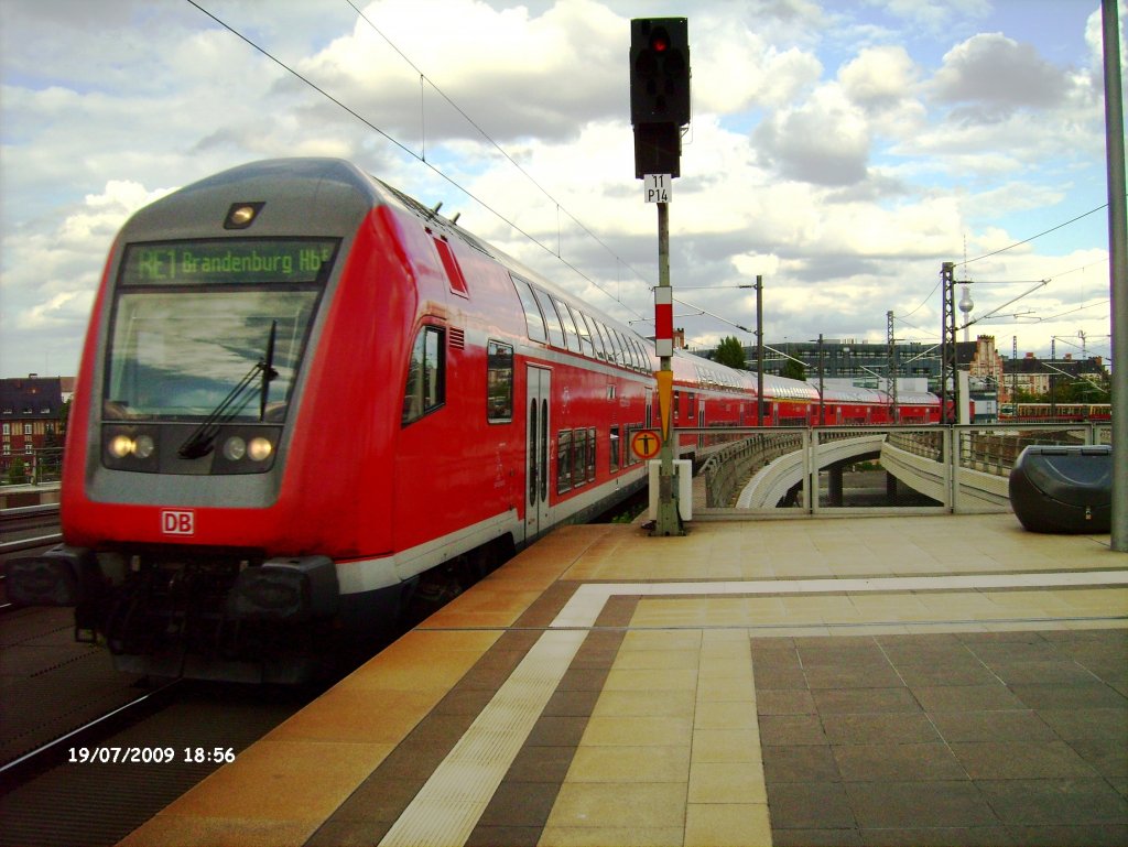 RE 1 nach Brandenburg Hbf bei der Einfahrt in Berlin Hbf am 19.07.2009, geschoben wird er von einer 114 032-6.