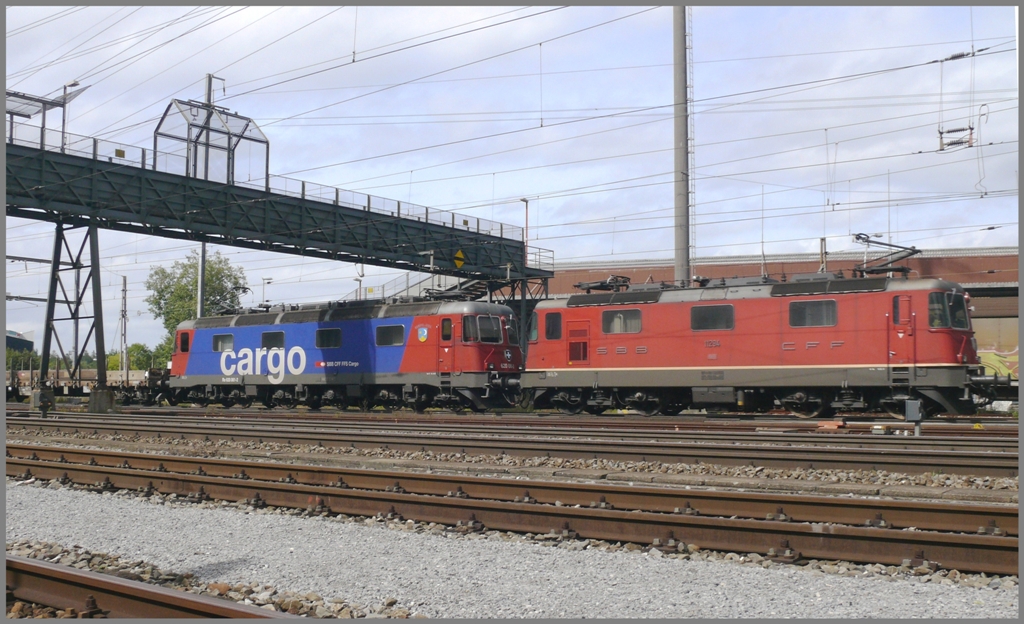 Re 10/10 (11284 + 620 061-2) fahren durch Pratteln. (16.09.2010)