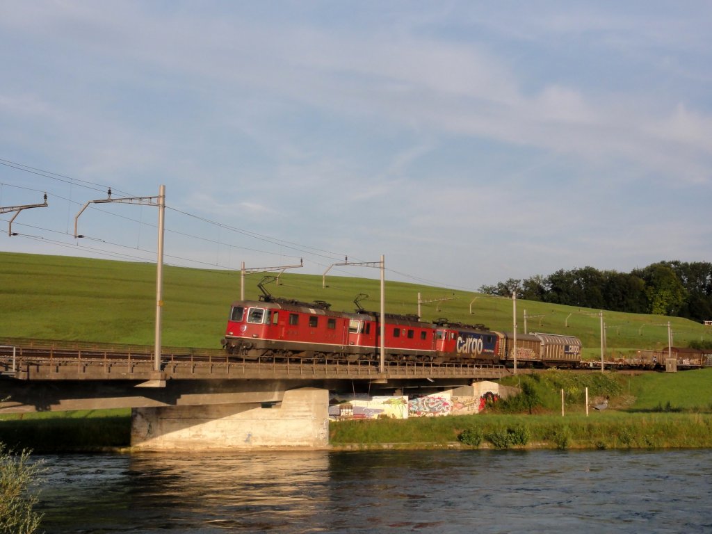 Re 10/10 mit Ae 6/6 im Schlepp und GZ zwischen Oberrti und Rotkreuz auf der Reussbrcke am 15.07.2011