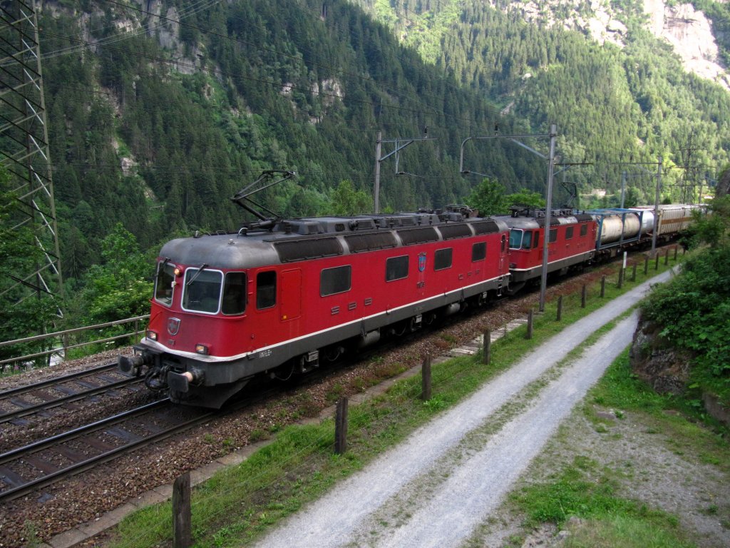 Re 10/10 mit GZ bei Gschenen am 16.07.2010