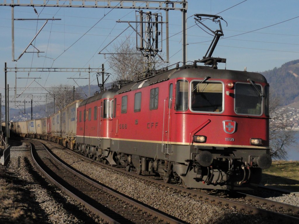 Re 10/10 mit GZ bei Kumm am 05.02.2011