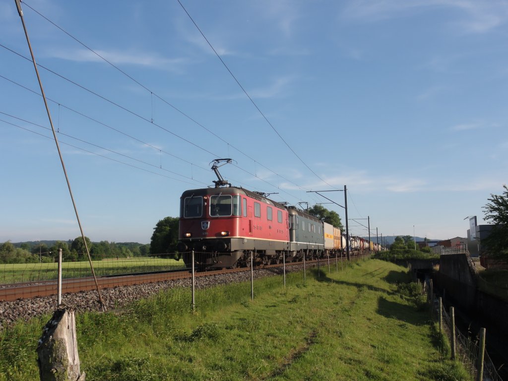Re 10/10 mit GZ bei Langenthal am 23.05.2011