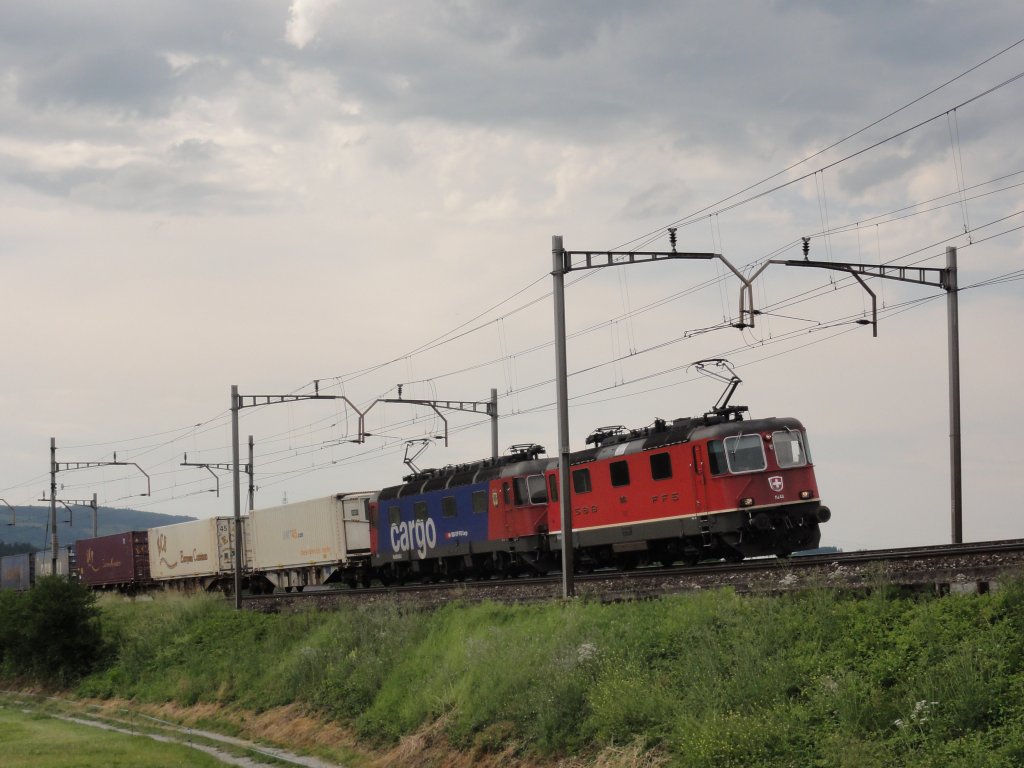 Re 10/10 mit GZ bei Oberrti am 26.05.2011