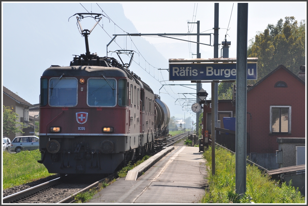 Re 10/10 mit kurzem Gterzug in Rfis-Burgerau. (23.09.2011)