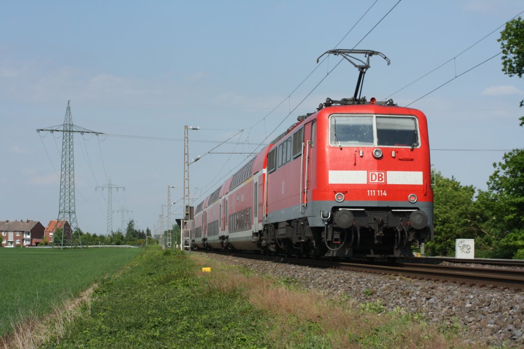 RE 10429 mit 111 114 (+5/Falschfahrt wegen Oberleitungssch�den)nach Dortmund in Erkelenz an der D�sseldorferstr.
Am 02.05.11