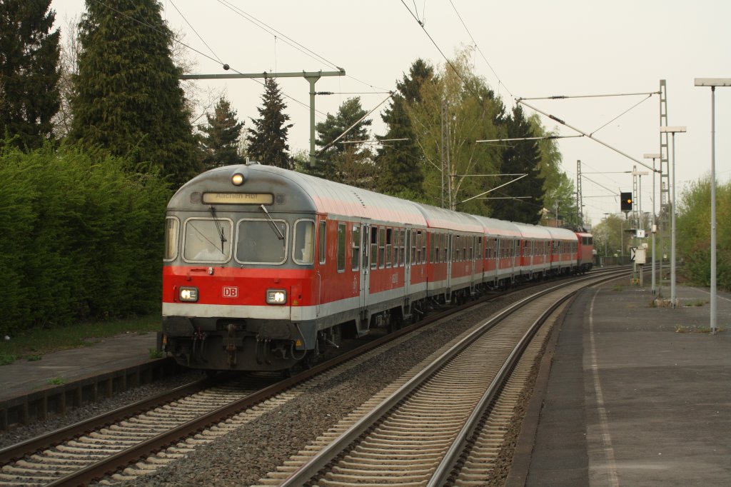 RE 10466 mit 110 418 (Gedrehte Wagenreihung) nach Aachen in Erkelenz am
12.04.11