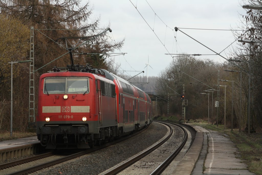 RE 10918/46 mit 111 079 und 111 038 am Zugschluss nach Aachen in Nothberg am 13.02.2011