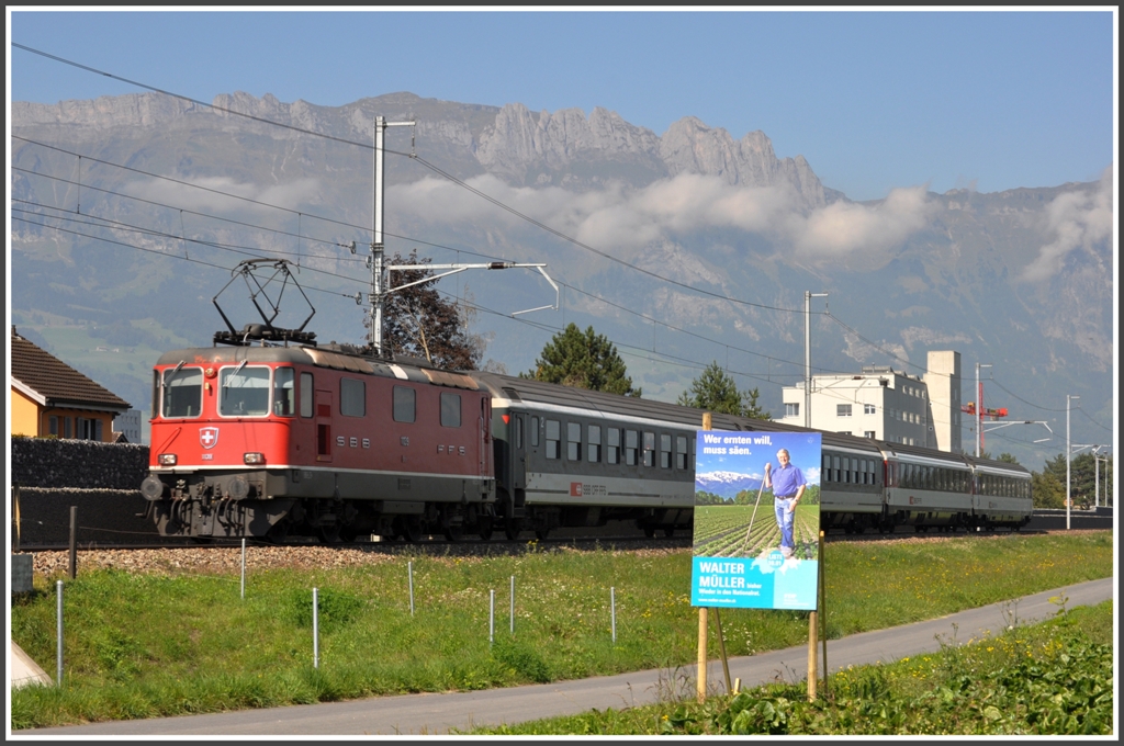 Re 11139 mit RE3819 bei Buchs mit den Kreuzbergen im Hintergrund. Es ist Wahlzeit weshalb berall Wahlplakate in der Landschaft stehen. (23.09.2011)