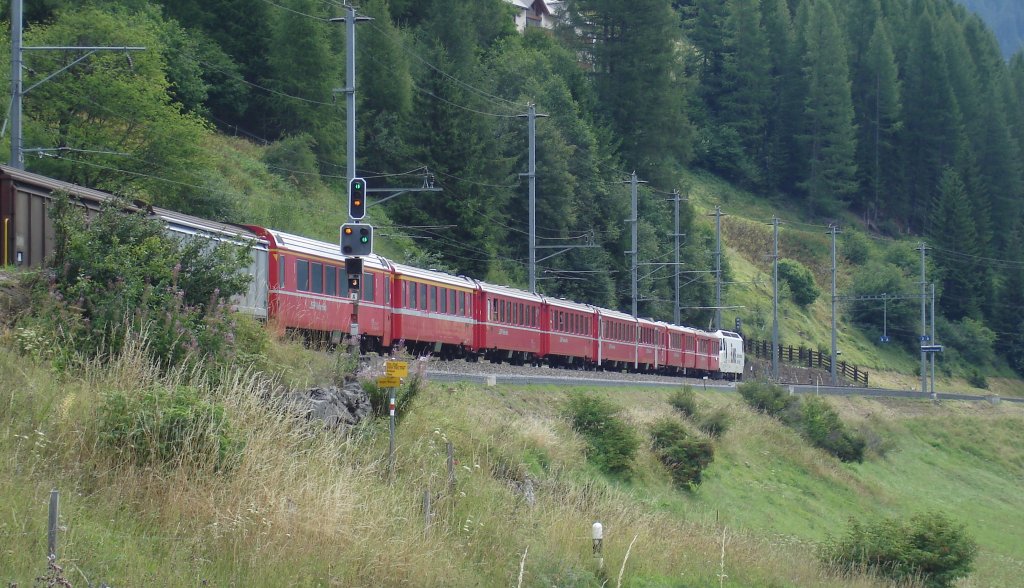 RE 1133 von Chur nach St.Moritz, gezogen von GE 4/4 III 643 Vals, am 10.08.10 bei der Einfahrt in Bergn.