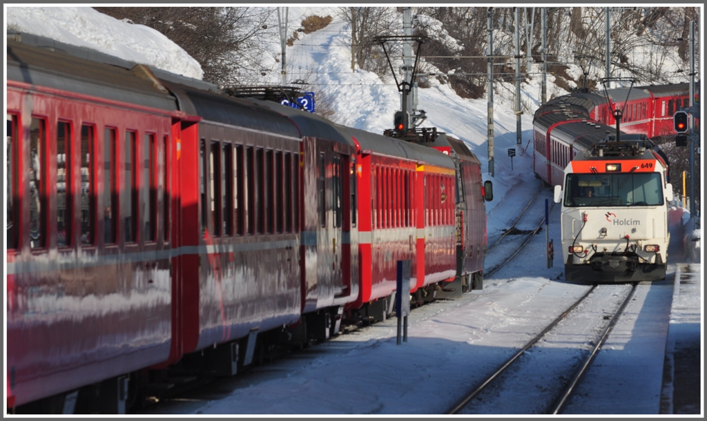 RE 1145 und RE 1148 von und nach St.Moritz respektive Chur kreuzen sich in Filisur. (12.02.2012)