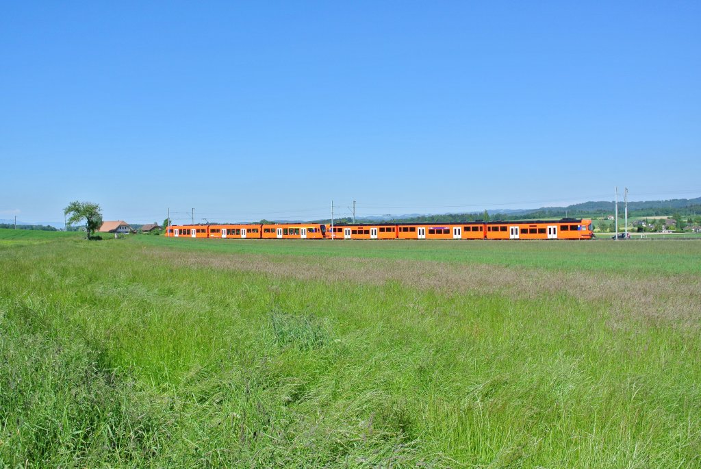 RE 1167 bei Urtenen. Der Zug verkehrte heute als Mischtraktion Next 22-Seconda 69 (ohne 1. Kl), 06.06.2013.