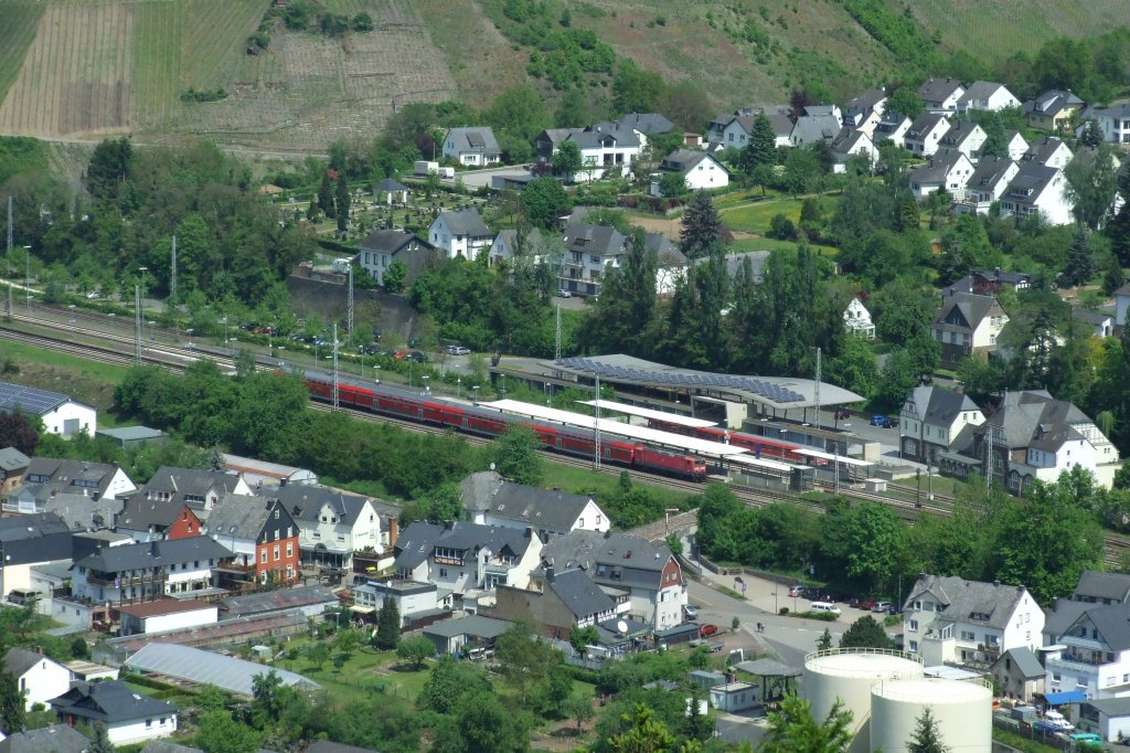 RE 12012 steht am 13.5.12 im Bullayer Umweltbahnhof zur Abfahrt nach Saarbrcken via Trier bereit, whrend 628 592 als Pendelzug nach Traben-Trarbach auf Anschlussgste wartet. Hier gut zu sehen ist der Umweltbahnhof des Ortes, der zugleich Startpunkt des wunderbaren Wanderweges  Kanonenbahn  ist.
Aufnahme vom Aussichtsturm nahe der Marienburg.
Bullay, der 13.5.2012