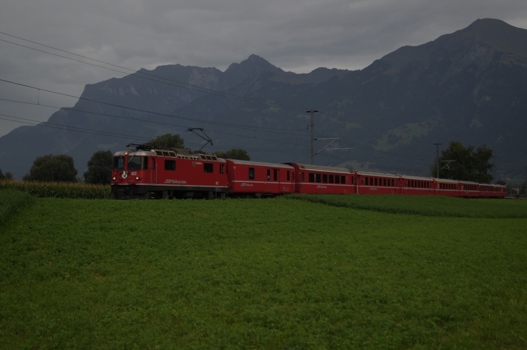 RE 1220 mit der Ge 4/4 II 613 an der Spitze befindet sivh am 2.9.11 zwischen Zizers und Igis.