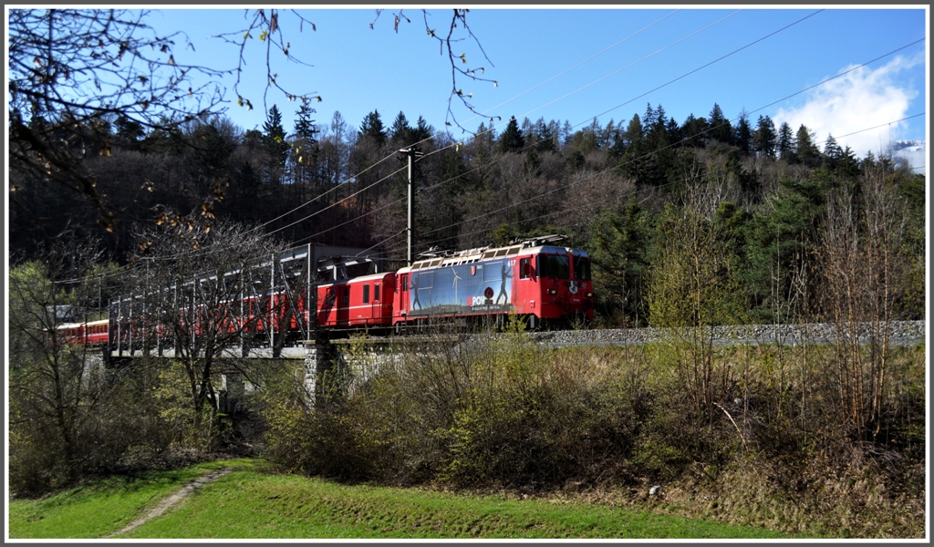 RE 1220 mit Ge 4/4 II 617  Ilanz  nach Disentis berquert den Vorderrhein bei Reichenau-Tamins. (12.04.2012)
