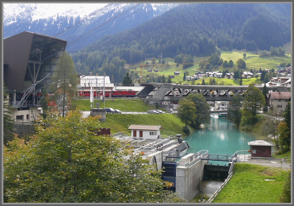 RE 1233 nach Scuol-Tarasp berquert beim Bahnhof KLosters das Tal. (29.09.2010)