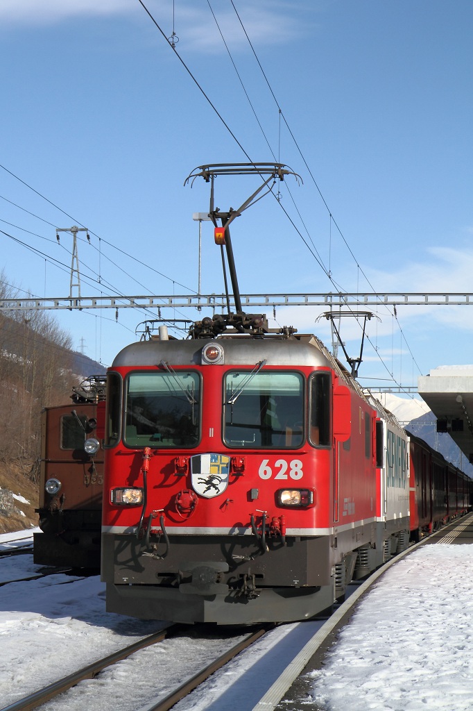 RE 1244 Scuol-Tarasp/Disentis in Doppeltraktion mit Ge 4/4 II 628  S-chanf  + 616  Filisur  mit Werbung fr  Siemens . Daneben schaut die Ge 4/6 353 noch einwenig hervor.(23.01.2011)