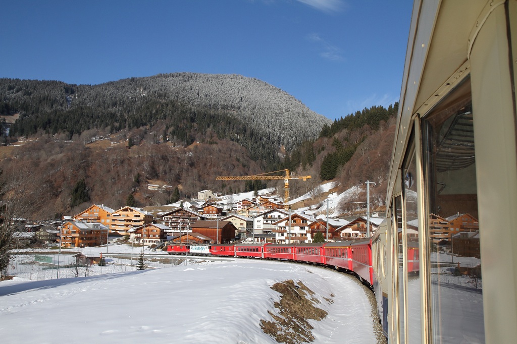 RE 1244 Scuol-Tarasp/Disentis in Doppeltraktion mit Ge 4/4 II 628  S-chanf  + 616  Filisur  mit Werbung fr  Siemens . Nun sind wir schon wieder auf der Heimreise nach Untervaz und sitzen im tollen ACPE-Salonwagen AS 1141. Es war ein wunderschner Geburtstag und ich mchte mich ganz herzlich bei den Dampffreunden der Rhtischen Bahn bedanken fr die tolle Durchfhrung der gesamten Sonderfahrt.(23.01.2011)