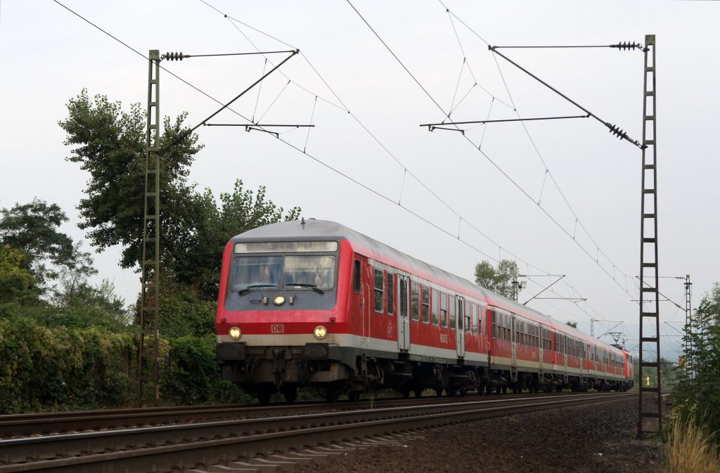 RE 12993 ist kurz nach Tagesanbruch unterwegs von Koblenz in Richtung Mainz im September 2012. Steuerwagen: Halberstdter, Bauart Bybdzf, geschoben von BR 111.